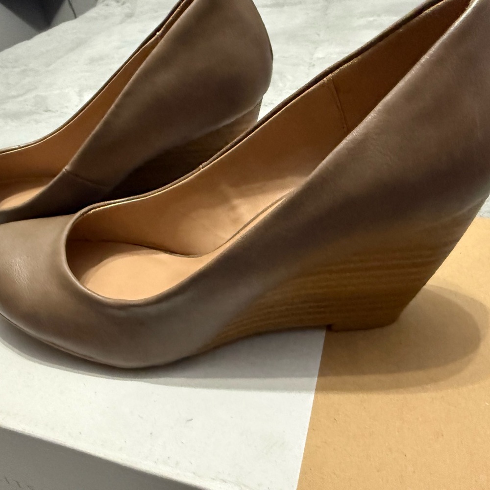 Call it spring wedge heals - Picture 4 of 5